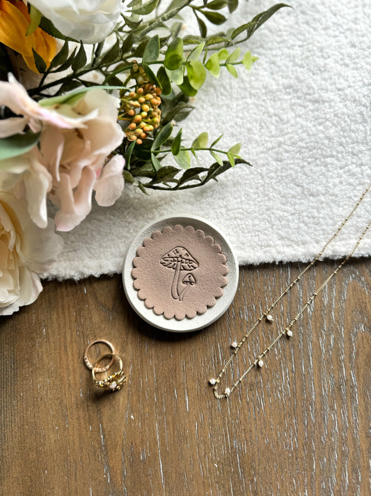 Scalloped Mushroom Ring Dish